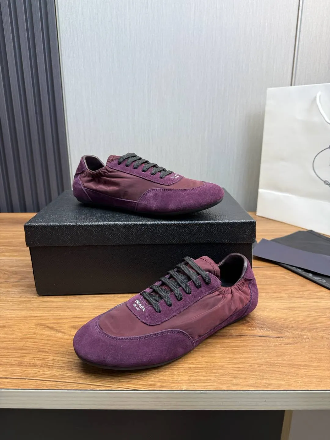 Men's shoes 💰600💰 PRADA 2025 Early Spring Collapse New Couple Style Sports Shoes Moral Training Shoes The name Collapse comes from the fact that it can be easily put on and taken off with bare hands. The light and comfortable features make it more relaxed and casual. The side elastic design can be worn twice! Super comfortable catwalk sneakers, as light and thin as ballet slippers, as comfortable as sneakers, comfortable and super light on the feet. Fabric: nubuck leather spliced ​​with nylon cloth. Silk cowhide foot pads. Size: Women's code 35/40 Men's code 39/45